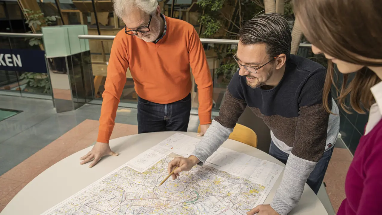 Flight procedure designer Tristan met LVNL-collega's aan het werk