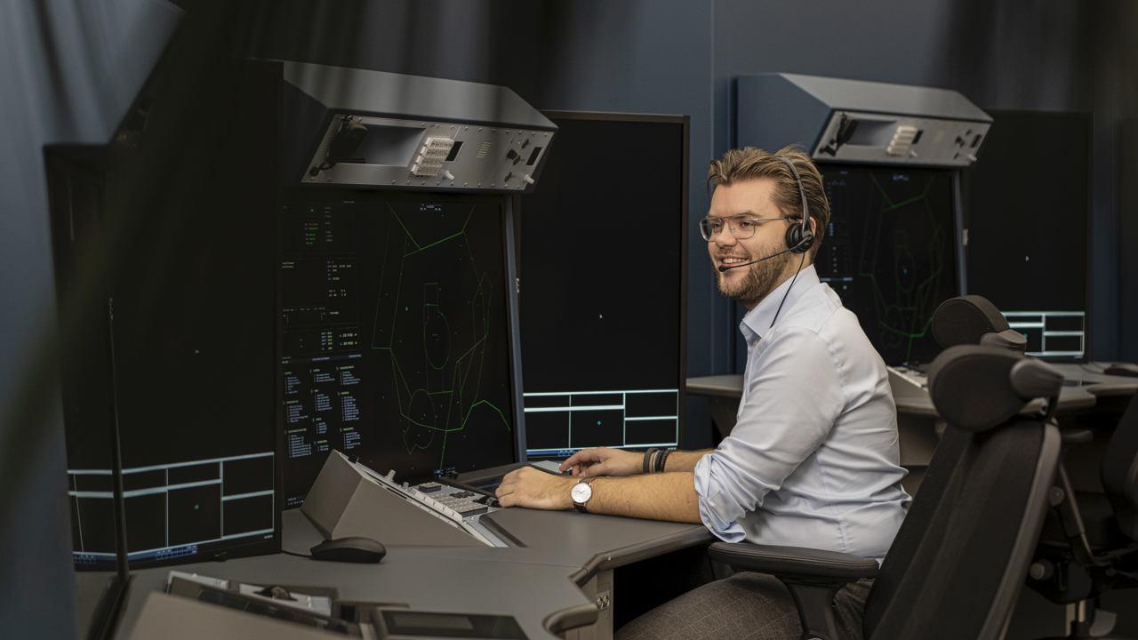 Luchtverkeersleider Jonne aan het werk