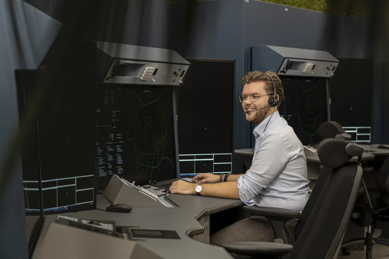 Luchtverkeersleider Jonne aan het werk