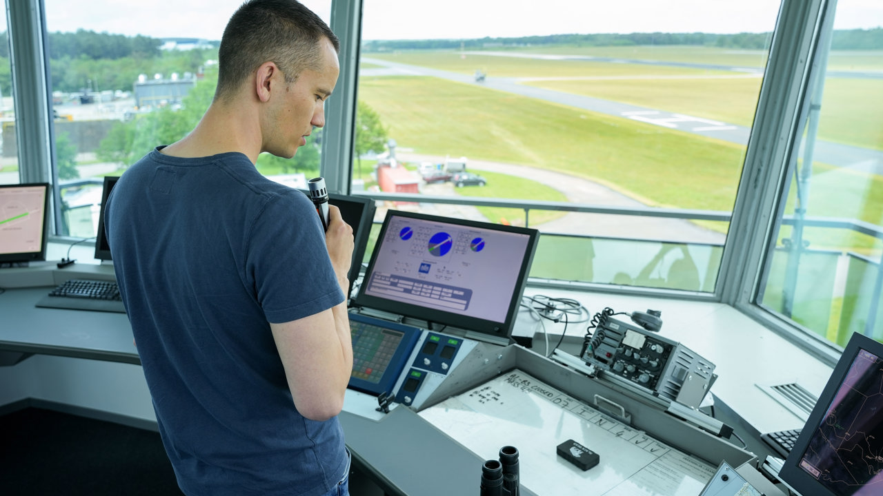 Wat maakt het werk van een luchtverkeersleider op Vliegbasis Woensdrecht interessant?