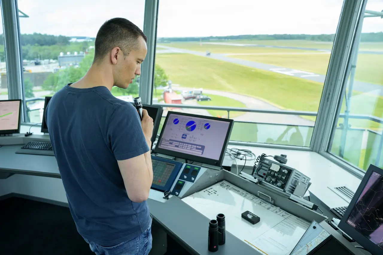 Wat maakt het werk van een luchtverkeersleider op Vliegbasis Woensdrecht interessant?