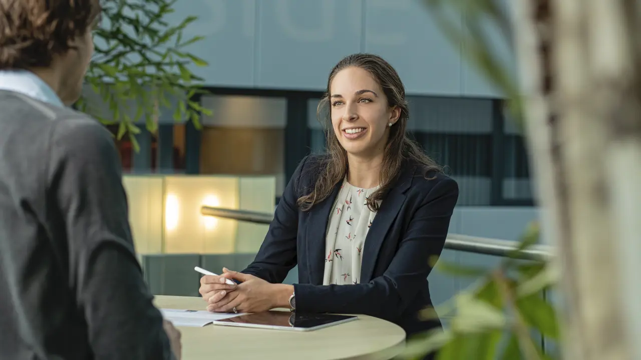 Capacity management and analytics expert Emmelie in overleg met een collega