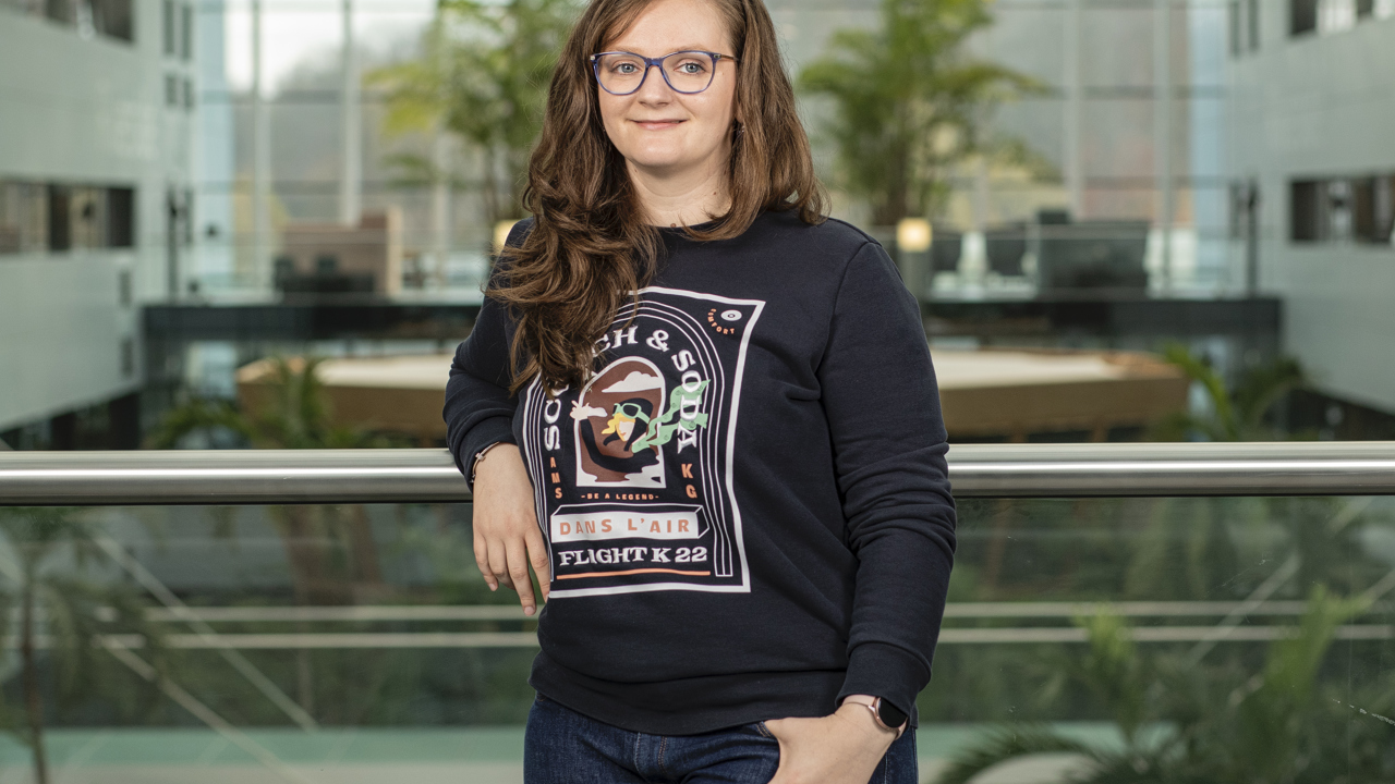 Systeemspecialist Andreea werkt aan het grote project iCAS