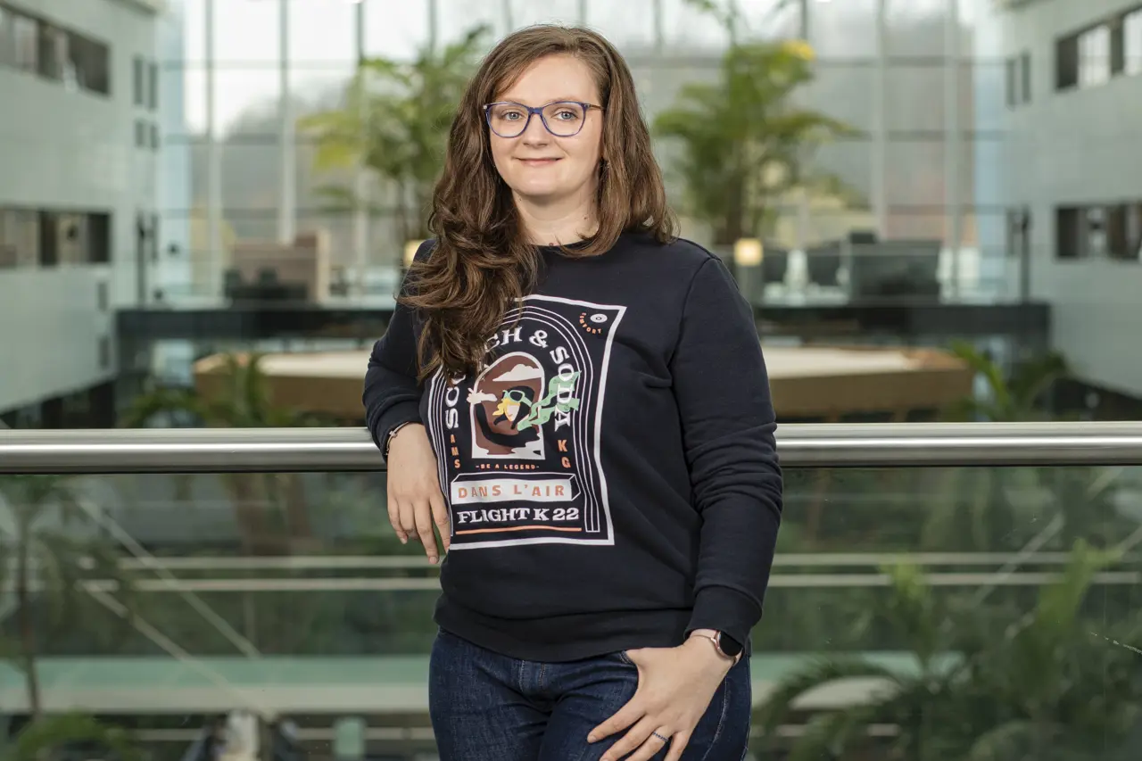 Systeemspecialist Andreea werkt aan het grote project iCAS