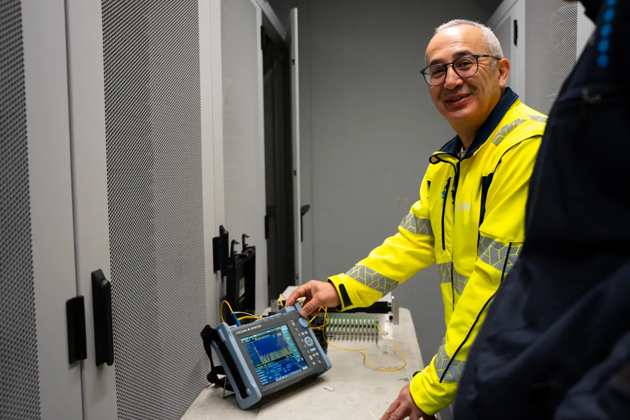 Amar installatietechnicus die kabels last