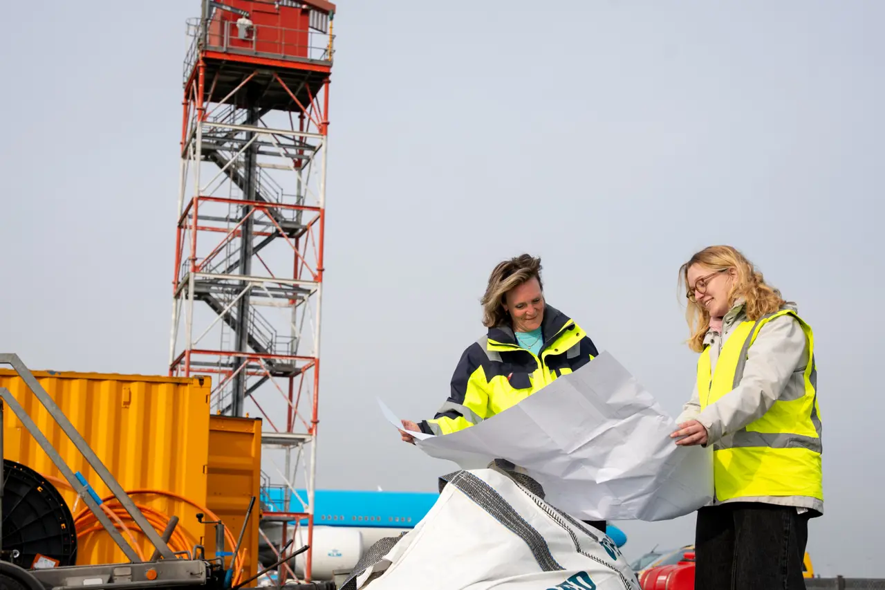 Foto Patricia met de bouwtekeningen van de TAR
