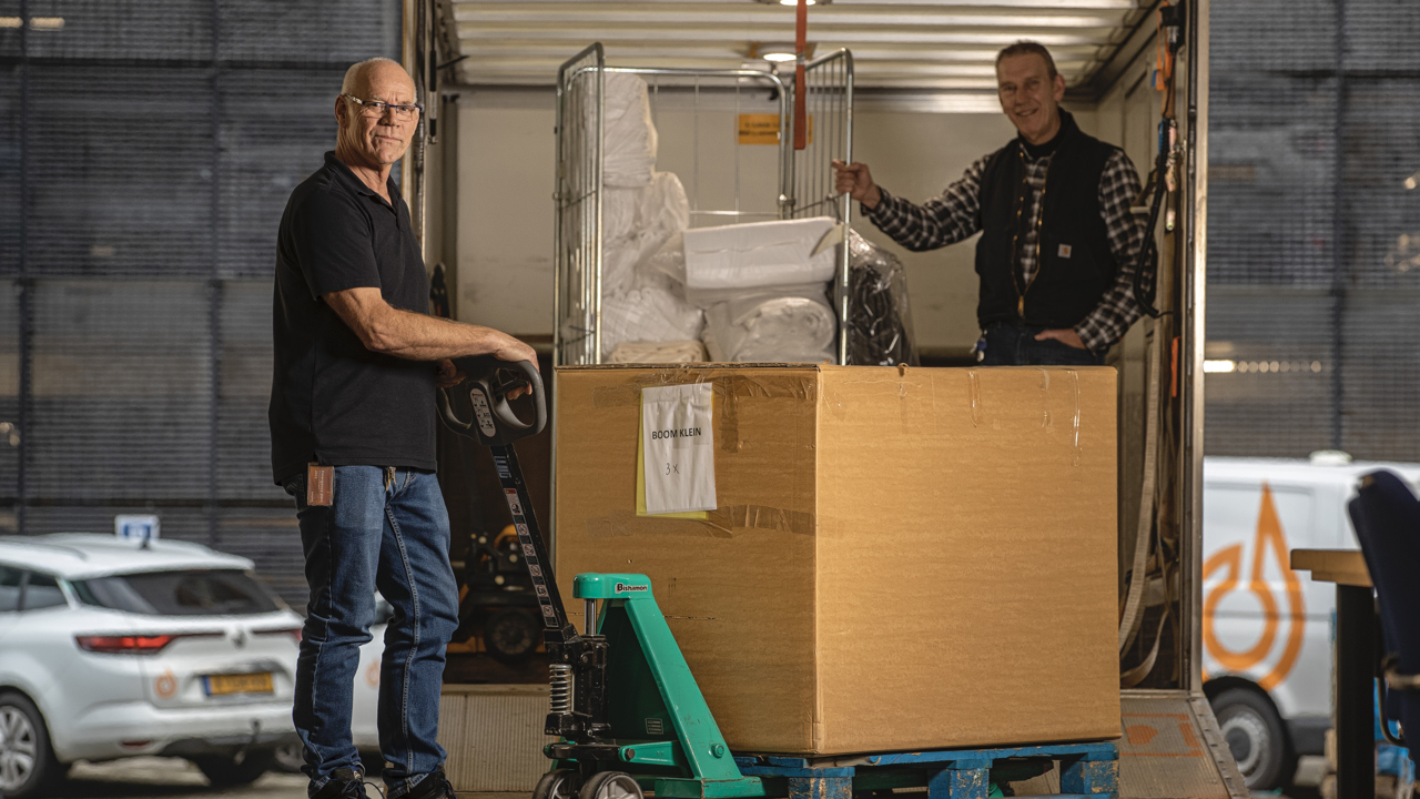 Raymond werkt als logistiek medewerker bij LVNL