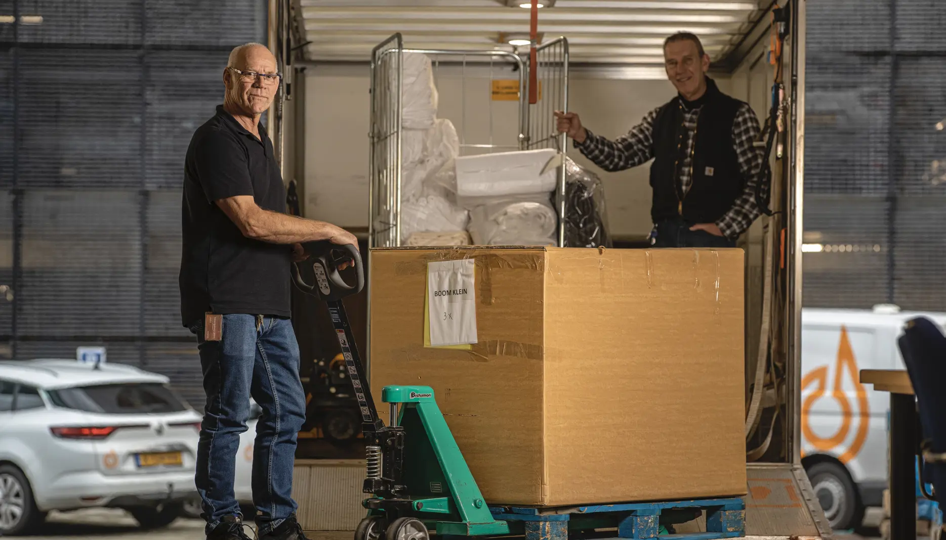 Raymond werkt als logistiek medewerker bij LVNL