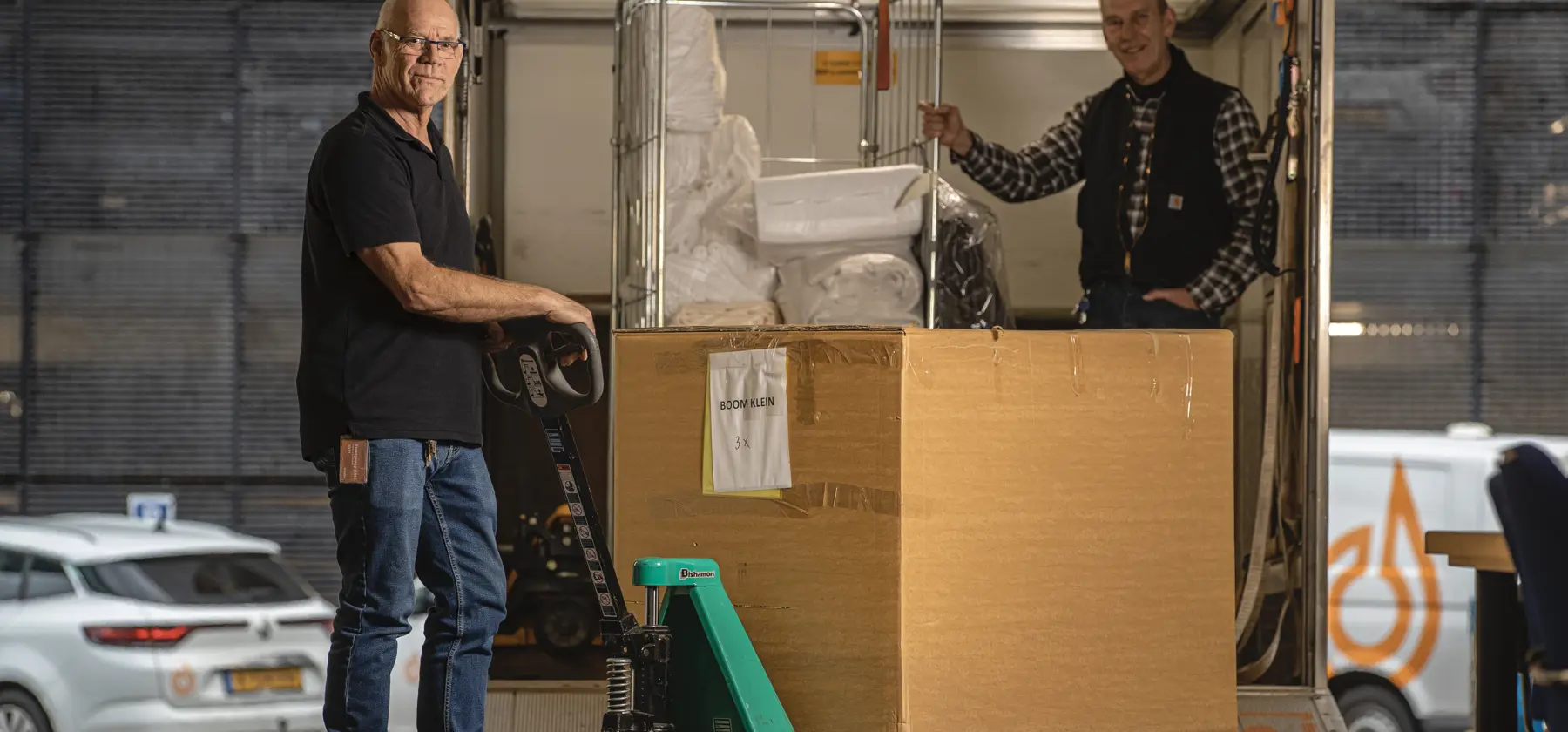 Raymond werkt als logistiek medewerker bij LVNL