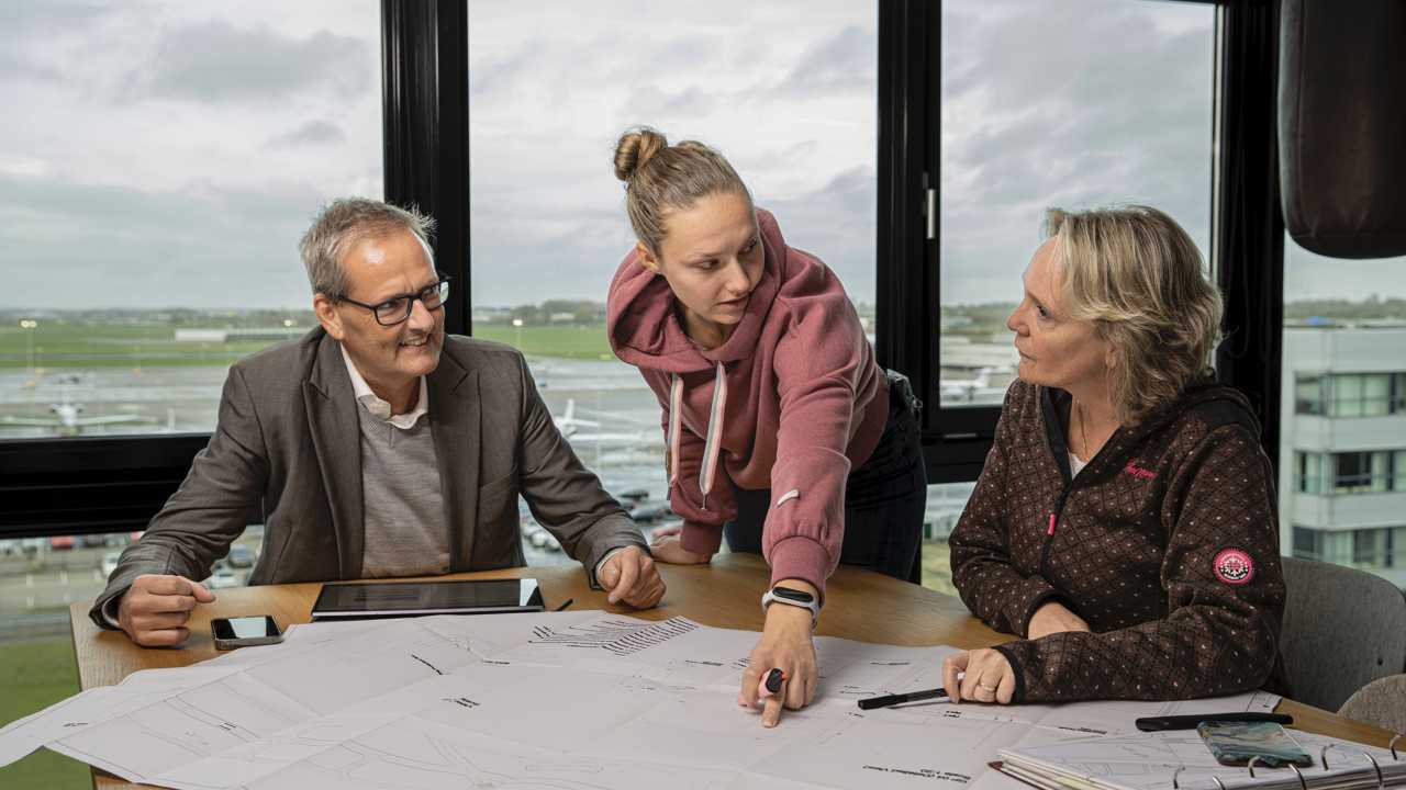 Projectmanager Emile aan het werk met zijn collega's bij CNSI