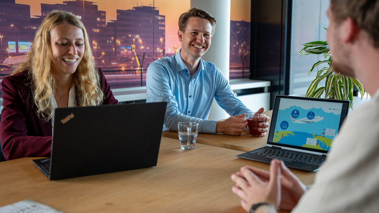 Foto Julie aan het werk met strategie collega’s