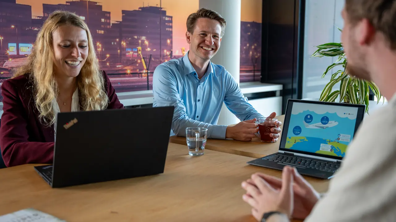 Foto Julie aan het werk met strategie collega’s