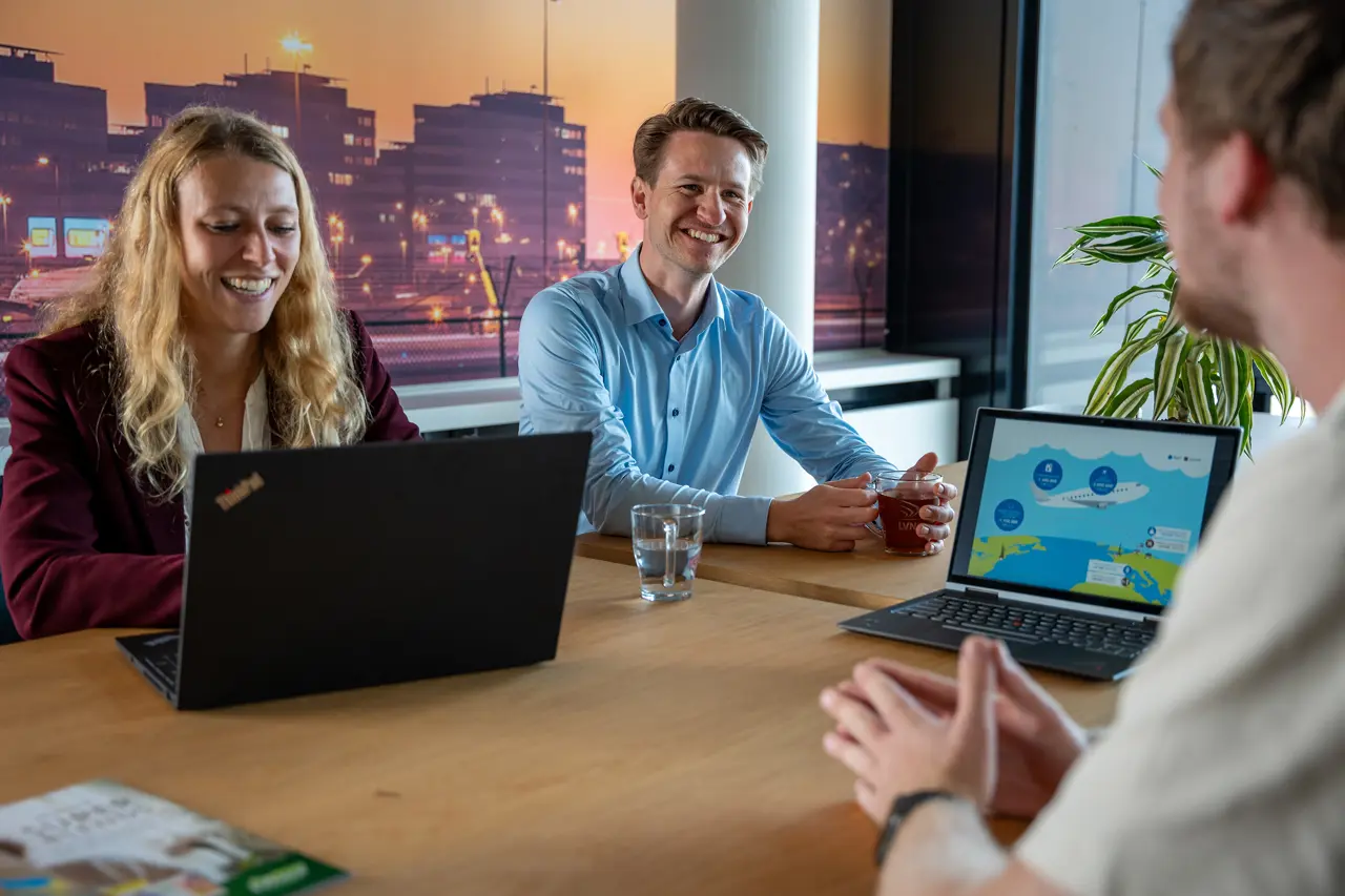 Foto Julie aan het werk met strategie collega’s