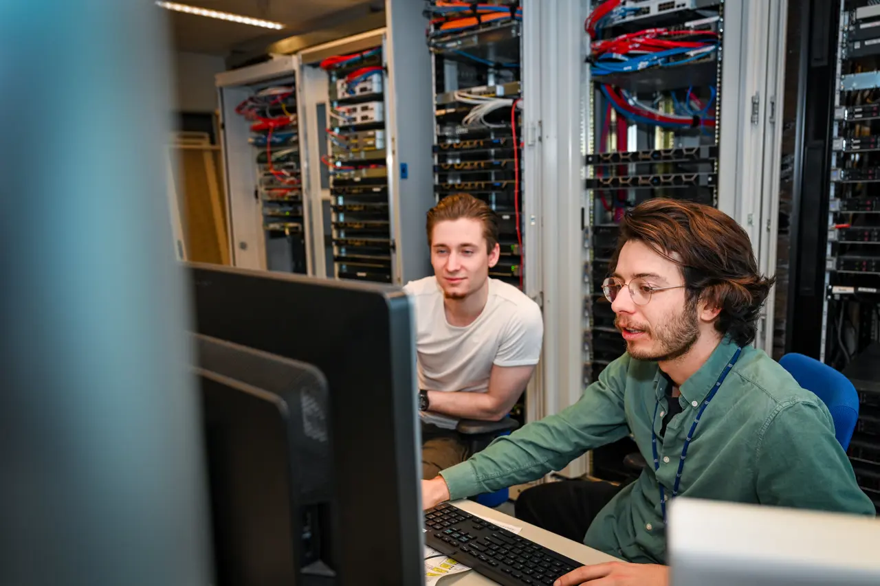 Systeemspecialist Rik in de testomgeving aan het werk bij CNSI