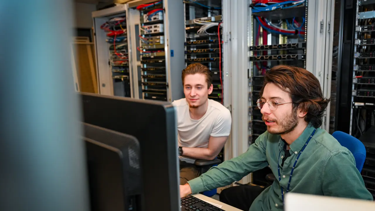 Systeemspecialist Rik in de testomgeving aan het werk bij CNSI