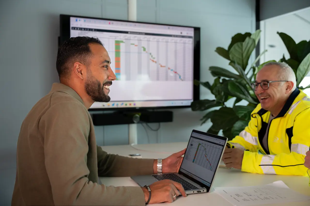 Mahmoud in overleg met installatietechnicus Amar