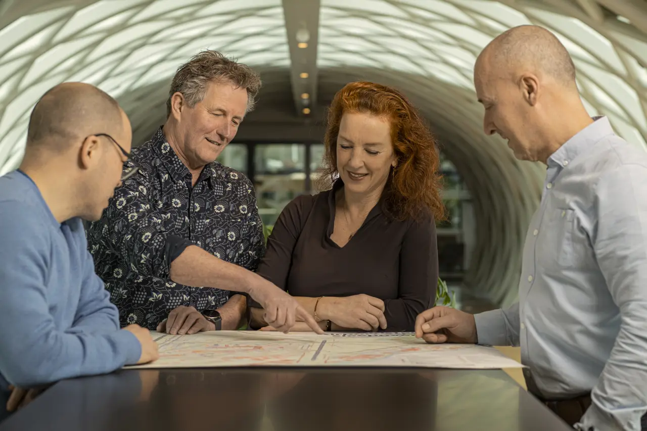 Senior expert operational support and development Stephanie met haar LVNL-collega's