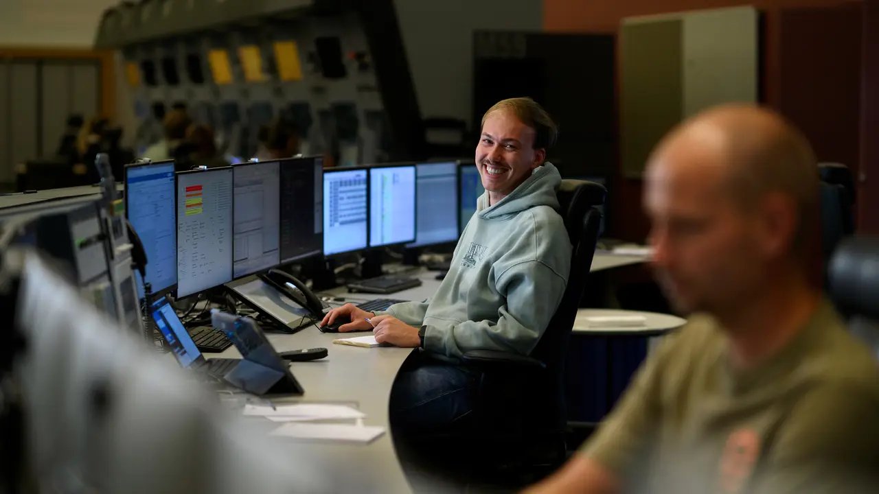 Technical supervisor Sebastiaan aan het werk bij ISC, LVNL