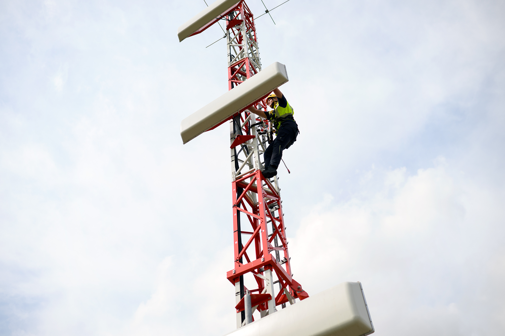 Maintenance specialist navigatie in glijpad ILS mast