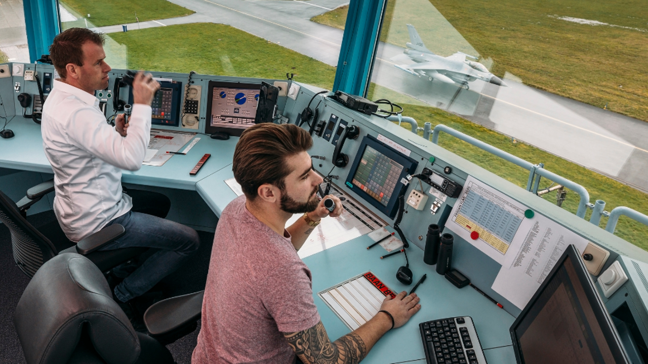 Joost is luchtverkeersleider op vliegbasis Leeuwarden