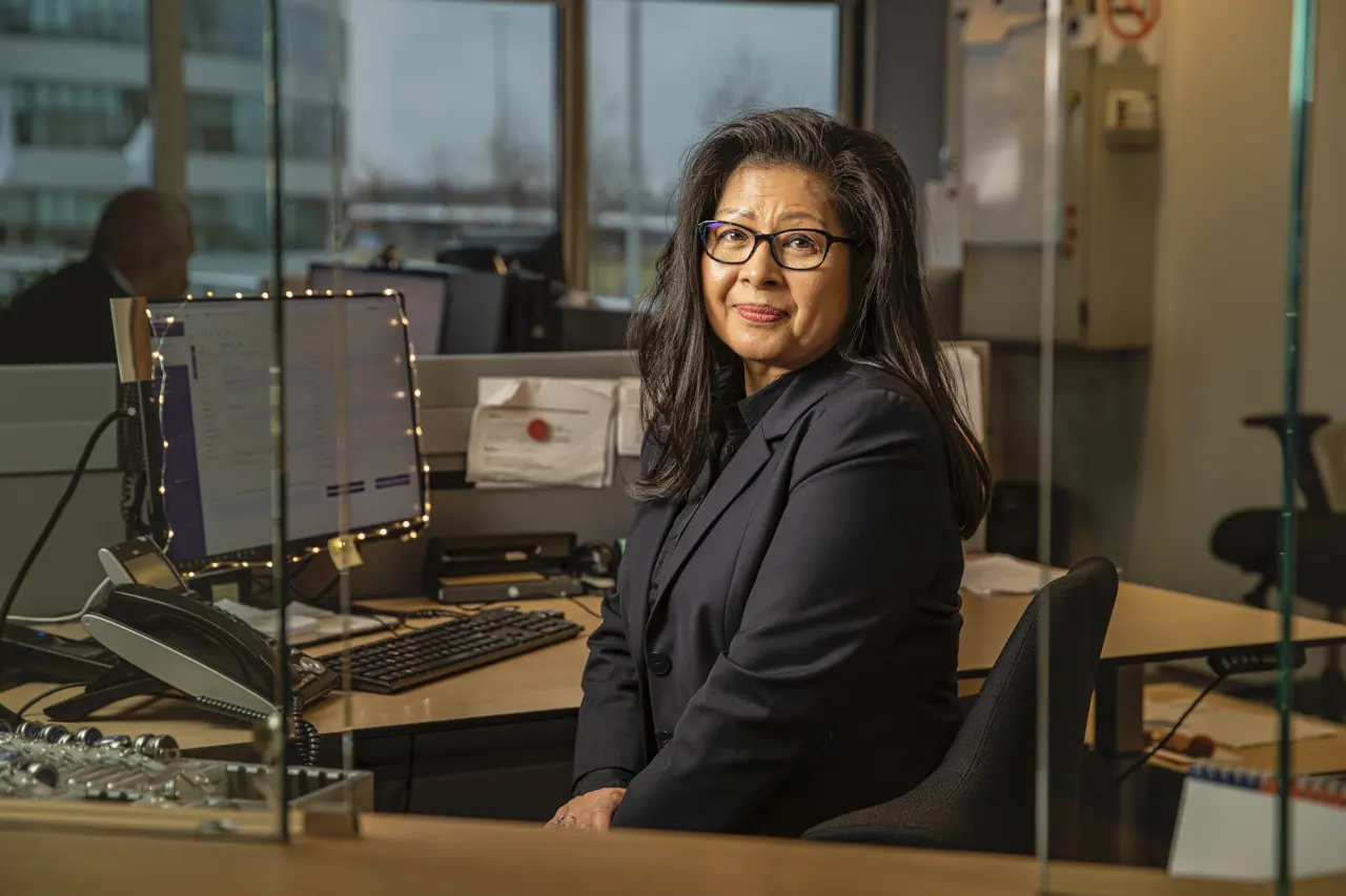 Rina receptioniste bij het Security and Service Center 