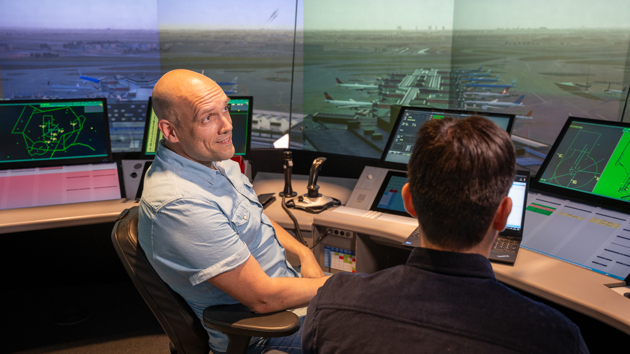 Ronald, product engineer, aan het werk in de simulator
