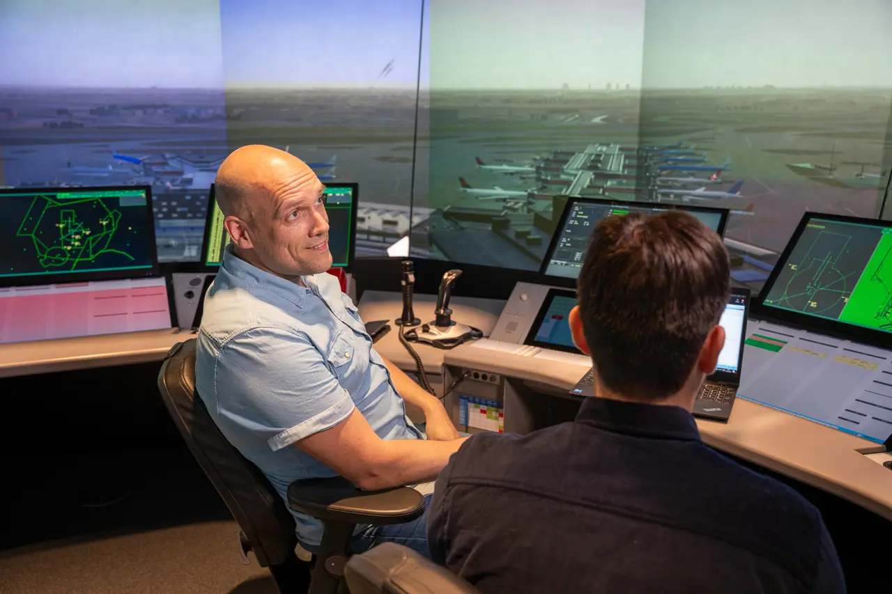 Ronald, product engineer, aan het werk in de simulator