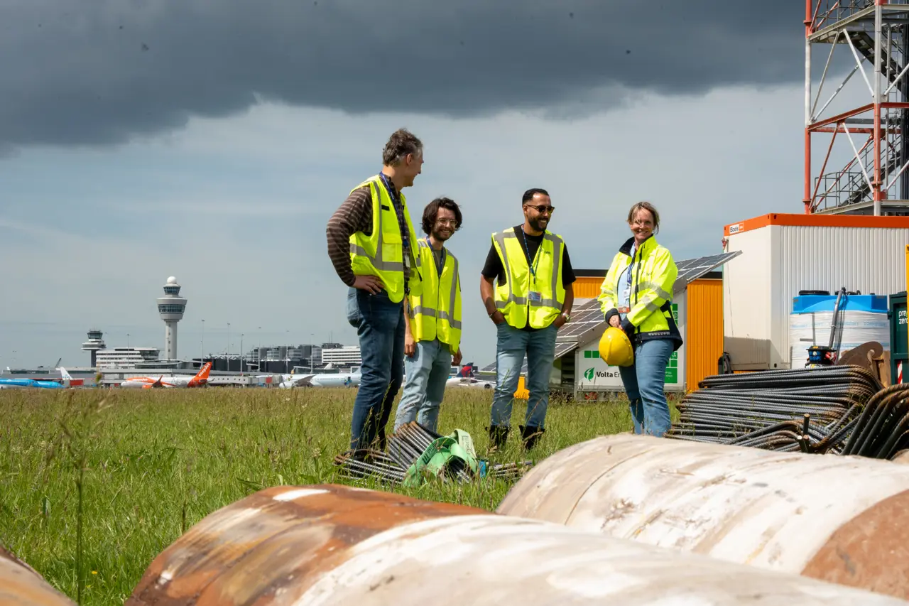 Foto collega's bij de TAR bouw in het veld