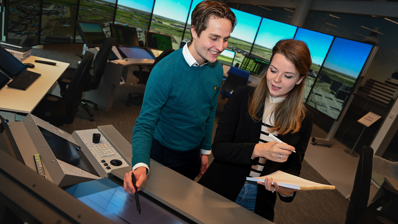 Sebastiaan, systeemspecialist bij LVNL, aan het werk in de sim
