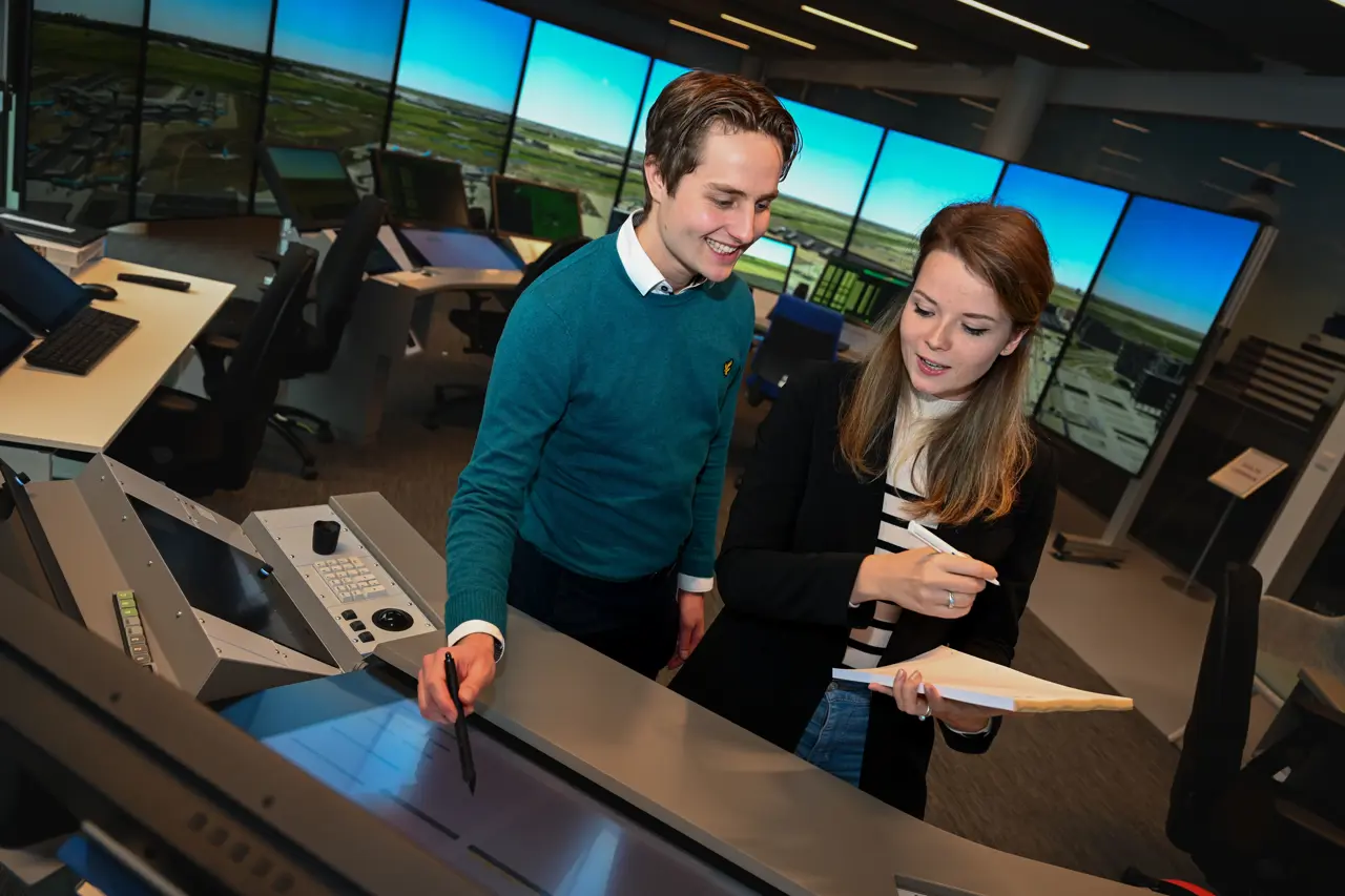 Sebastiaan, systeemspecialist bij LVNL, aan het werk in de sim