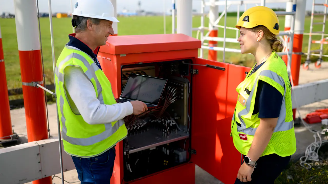 Systeemspecialist Martijn op Schiphol airside