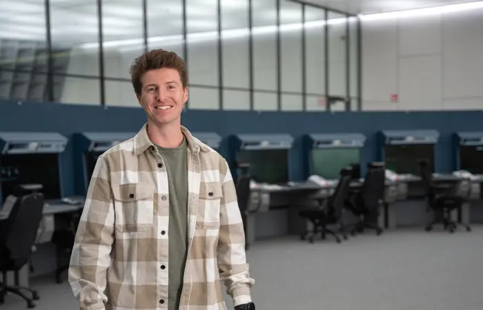 Maintenance specialist navigatie Chiel aan het werk bij LVNL