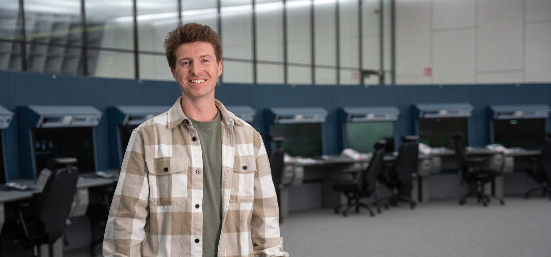 Maintenance specialist navigatie Chiel aan het werk bij LVNL