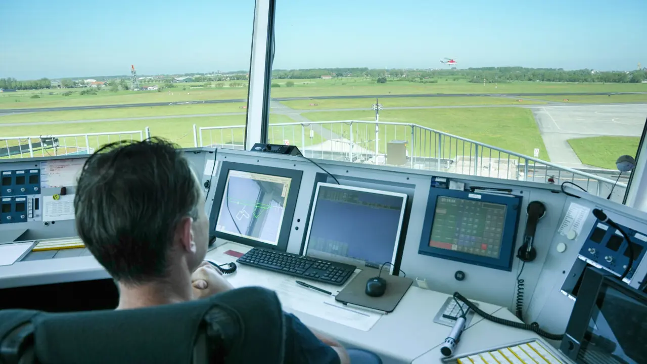 Wat maakt het werk van een luchtverkeersleider op Maritiem Vliegkamp De Kooy interessant?