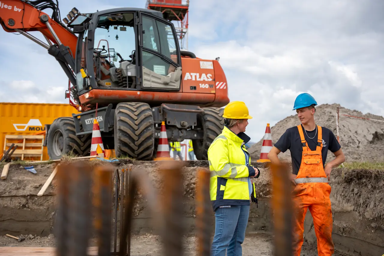 Patricia op de bouwplaats in overleg