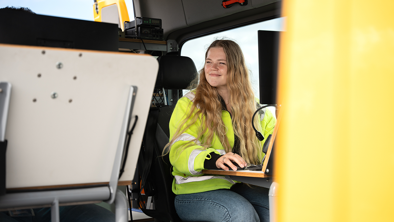 Rosalie, maintenance specialist navigatie, in de meetbus